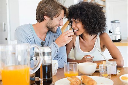 Man feeding food to her wife Photographie de stock - Premium Libres de Droits, Code: 6108-06906410