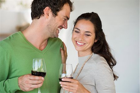 simsearch:6108-06905129,k - Couple holding wine glasses and smiling Stockbilder - Premium RF Lizenzfrei, Bildnummer: 6108-06906425