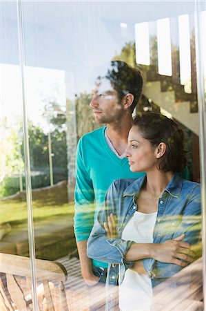 reflective vest - Couple standing behind a glass wall Photographie de stock - Premium Libres de Droits, Code: 6108-06906436