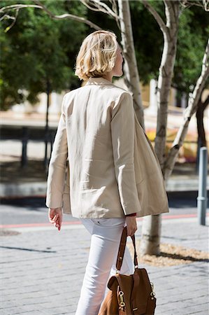 Woman walking on a street Photographie de stock - Premium Libres de Droits, Code: 6108-06906547