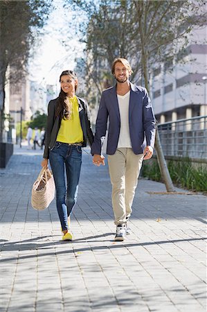 simsearch:6108-06906560,k - Happy couple walking on a street Foto de stock - Sin royalties Premium, Código: 6108-06906504