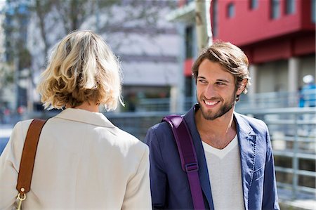 flirting - Man flirting a woman and smiling Foto de stock - Sin royalties Premium, Código: 6108-06906517