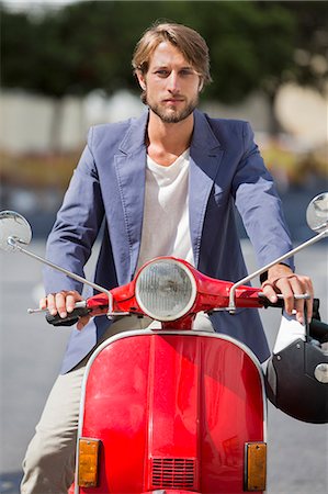Man riding a scooter Photographie de stock - Premium Libres de Droits, Code: 6108-06906535