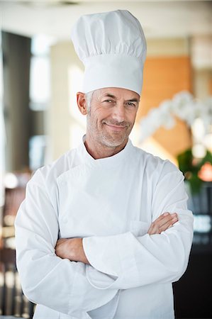 Portrait of a chef smiling with arms crossed Photographie de stock - Premium Libres de Droits, Code: 6108-06906721