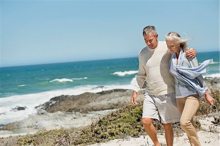 seniors sea - Couple walking on the beach Foto de stock - Sin royalties Premium, Código: 6108-06906860