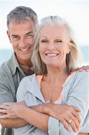 dietro - Portrait of a couple smiling Fotografie stock - Premium Royalty-Free, Codice: 6108-06906889