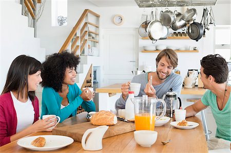 simsearch:6108-06904600,k - Friends sitting at a dining table having breakfast Photographie de stock - Premium Libres de Droits, Code: 6108-06906814