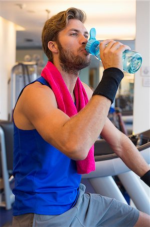 Man drinking water from a bottle in a gym Foto de stock - Sin royalties Premium, Código: 6108-06906950