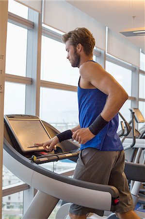 exercice (gymnastique) - Man running on a treadmill in a gym Photographie de stock - Premium Libres de Droits, Code: 6108-06906994