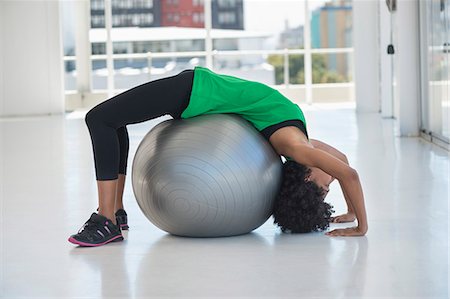 simsearch:6108-06906625,k - Woman exercising on a fitness ball in a gym Photographie de stock - Premium Libres de Droits, Code: 6108-06906914