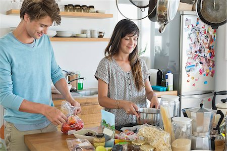 Couple cooking in the kitchen Photographie de stock - Premium Libres de Droits, Code: 6108-06907063