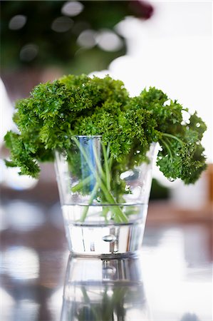 simsearch:6108-06168466,k - Parsley in a glass on a table Photographie de stock - Premium Libres de Droits, Code: 6108-06907087