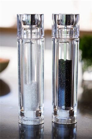 sel - Salt shaker and pepper shaker at a kitchen counter Photographie de stock - Premium Libres de Droits, Code: 6108-06907085