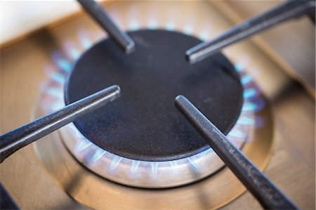 Close-up of a gas stove burner Photographie de stock - Premium Libres de Droits, Code: 6108-06907096