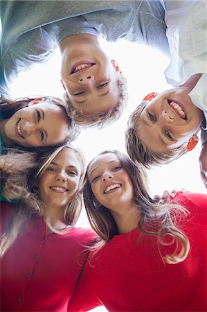 simsearch:6108-06907028,k - Low angle view of friends in a huddle Photographie de stock - Premium Libres de Droits, Code: 6108-06907011