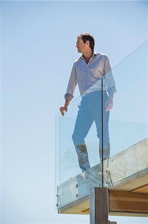 Man standing on the terrace looking away Photographie de stock - Premium Libres de Droits, Code: 6108-06907164