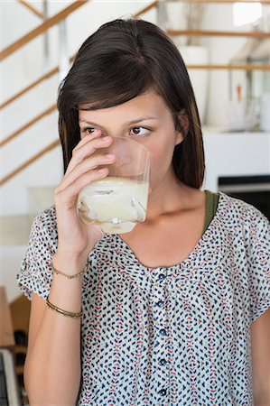 simsearch:6108-06907389,k - Woman drinking a glass of juice Stockbilder - Premium RF Lizenzfrei, Bildnummer: 6108-06907101