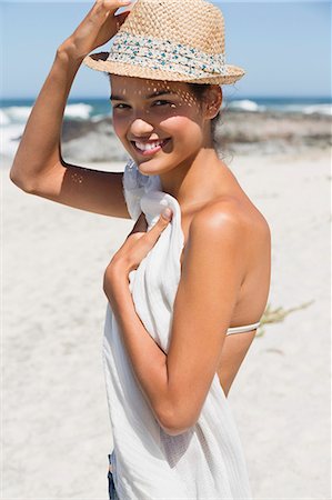 sonnenhut - Beautiful woman posing on the beach Photographie de stock - Premium Libres de Droits, Code: 6108-06907251