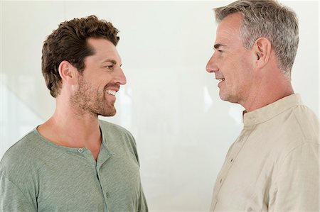 Father and son smiling at each other Photographie de stock - Premium Libres de Droits, Code: 6108-06907313