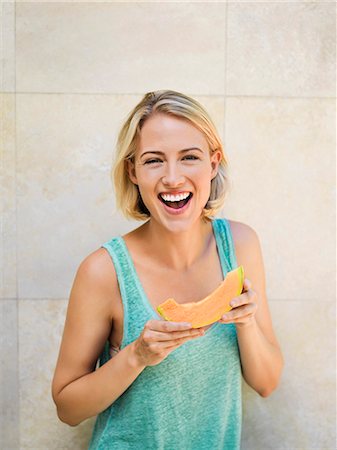 simsearch:6108-06904505,k - Smiling woman eating melon Foto de stock - Sin royalties Premium, Código: 6108-06907440