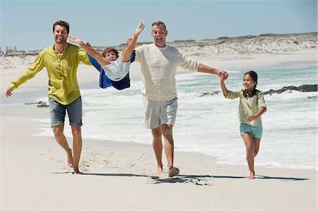 pictures of family at playing - Family enjoying on the beach Foto de stock - Sin royalties Premium, Código: 6108-06907549