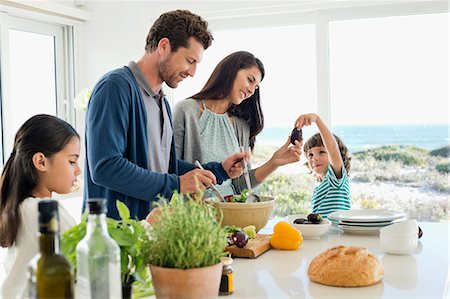 paper work - Family preparing food in the kitchen Photographie de stock - Premium Libres de Droits, Code: 6108-06907557