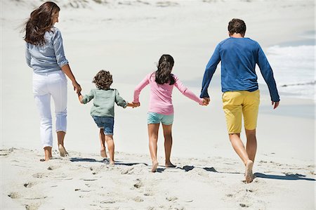 simsearch:6102-07789784,k - Family walking on the beach Photographie de stock - Premium Libres de Droits, Code: 6108-06907581
