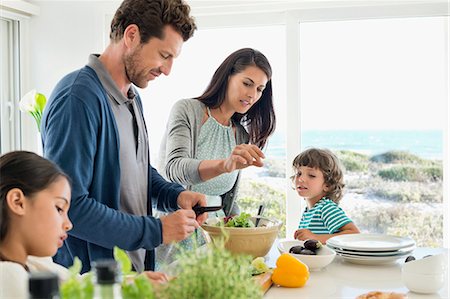 Family preparing food in the kitchen Photographie de stock - Premium Libres de Droits, Code: 6108-06907588