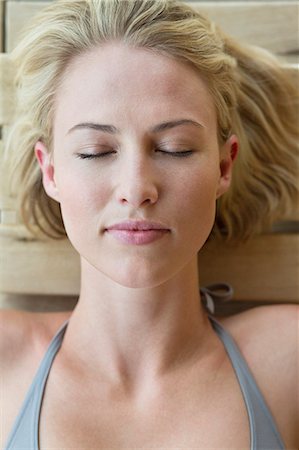 simsearch:6108-06907503,k - Close-up of a woman resting in a sauna Photographie de stock - Premium Libres de Droits, Code: 6108-06907534