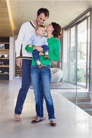 Parents smiling with their son at home Foto de stock - Sin royalties Premium, Código: 6108-06907655