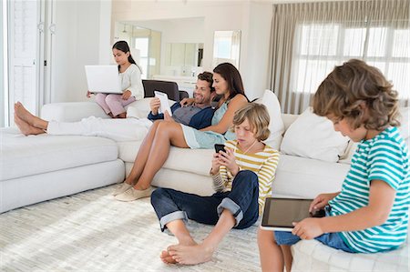 family house - Family using electronics gadget Foto de stock - Sin royalties Premium, Código: 6108-06907615