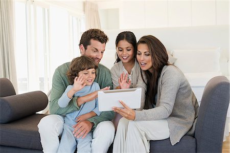 Family looking at a digital tablet Foto de stock - Sin royalties Premium, Código: 6108-06907625
