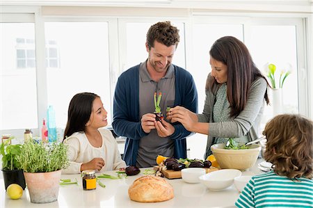 simsearch:6108-06907104,k - Family preparing food in the kitchen Foto de stock - Sin royalties Premium, Código: 6108-06907634