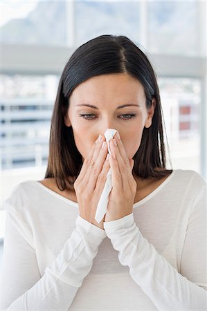 estornudar - Close-up of a woman sneezing Foto de stock - Sin royalties Premium, Código: 6108-06907762