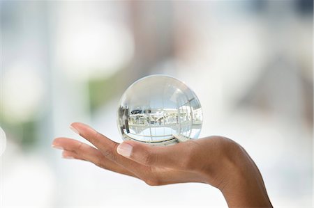 Close-up of a person's hand holding a crystal ball Foto de stock - Sin royalties Premium, Código: 6108-06907803