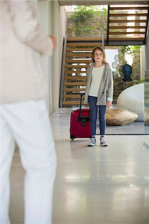 plancher - Woman welcoming her daughter arriving from holidays Photographie de stock - Premium Libres de Droits, Code: 6108-06907823