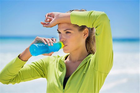 simsearch:6108-06907775,k - Woman drinking water from a bottle Foto de stock - Royalty Free Premium, Número: 6108-06907993