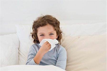 estornudar - Boy suffering from cold Foto de stock - Sin royalties Premium, Código: 6108-06907904