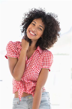simsearch:6108-06906446,k - Portrait of a smiling woman Photographie de stock - Premium Libres de Droits, Code: 6108-06908051
