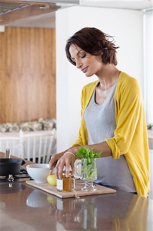 Woman preparing herbal tea in the kitchen Photographie de stock - Premium Libres de Droits, Code: 6108-06908076