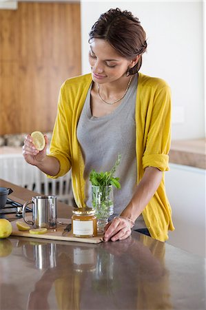 plan de travail (cuisine) - Woman preparing herbal tea in the kitchen Photographie de stock - Premium Libres de Droits, Code: 6108-06908079