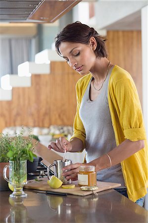 Woman preparing herbal tea in the kitchen Foto de stock - Sin royalties Premium, Código: 6108-06908082