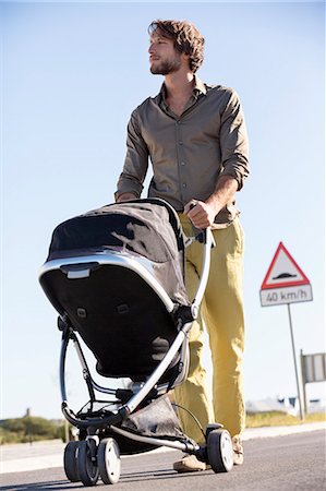 padre soltero - Man pushing a baby stroller Foto de stock - Sin royalties Premium, Código: 6108-06908038