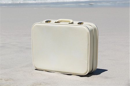 Close-up of a suitcase on the beach Photographie de stock - Premium Libres de Droits, Code: 6108-06908172