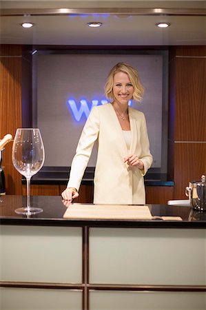 Portrait of a bartender smiling at a counter Foto de stock - Sin royalties Premium, Código: 6108-06908129