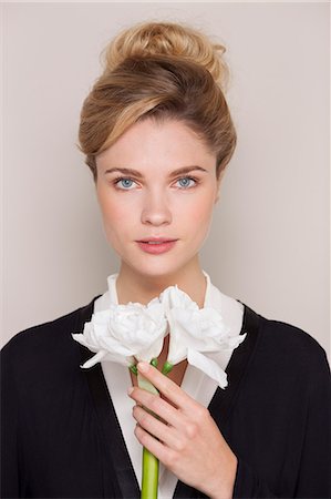 simsearch:6108-07969569,k - Portrait of a beautiful woman holding flowers Foto de stock - Sin royalties Premium, Código: 6108-07969440