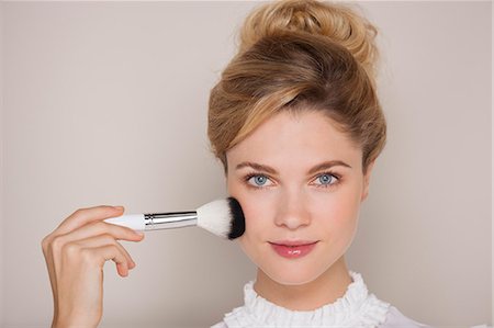 pinceau de maquillage - Beautiful woman applying blusher Photographie de stock - Premium Libres de Droits, Code: 6108-07969483