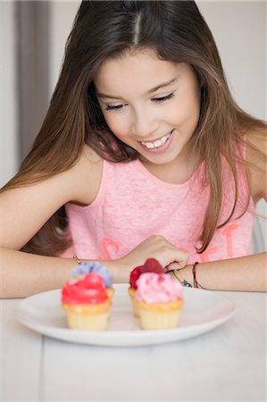 photo preteen dessert - Happy girl with cupcakes Foto de stock - Sin royalties Premium, Código: 6108-07969512