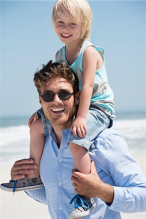 Young man carrying his son on his shoulders Foto de stock - Sin royalties Premium, Código: 6108-08662375