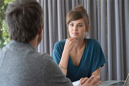 Young woman in meeting with advisor in an office Photographie de stock - Premium Libres de Droits, Code: 6108-08662469